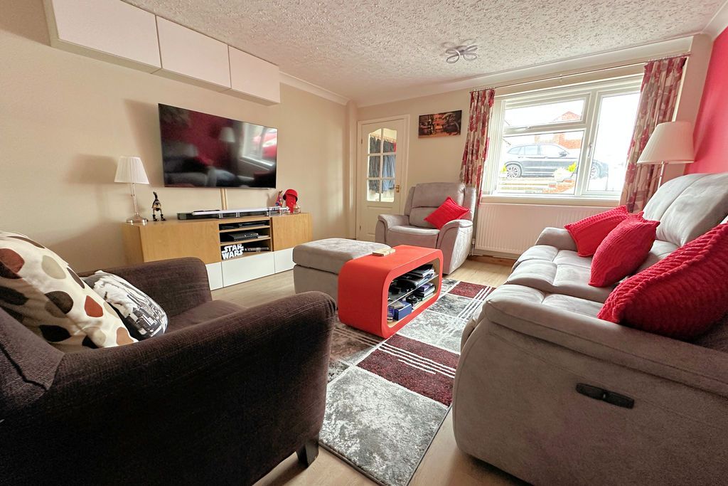 Property photo 3 of 19 Lounge