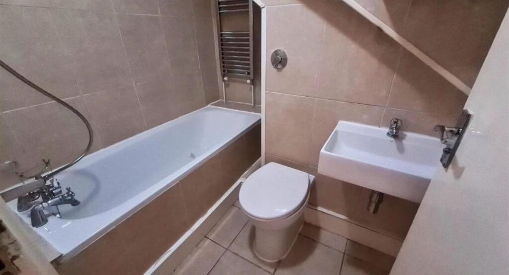 Property photo 1 of 10 Bathroom