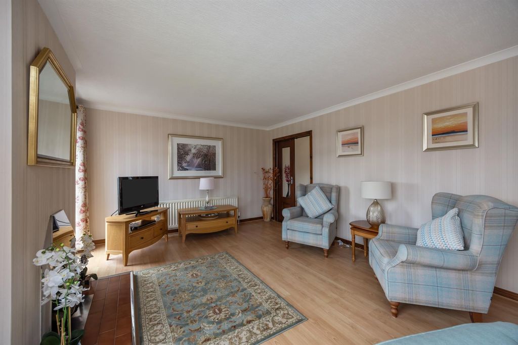 Property photo 3 of 25 16 Glennor Crescent 03.Jpg