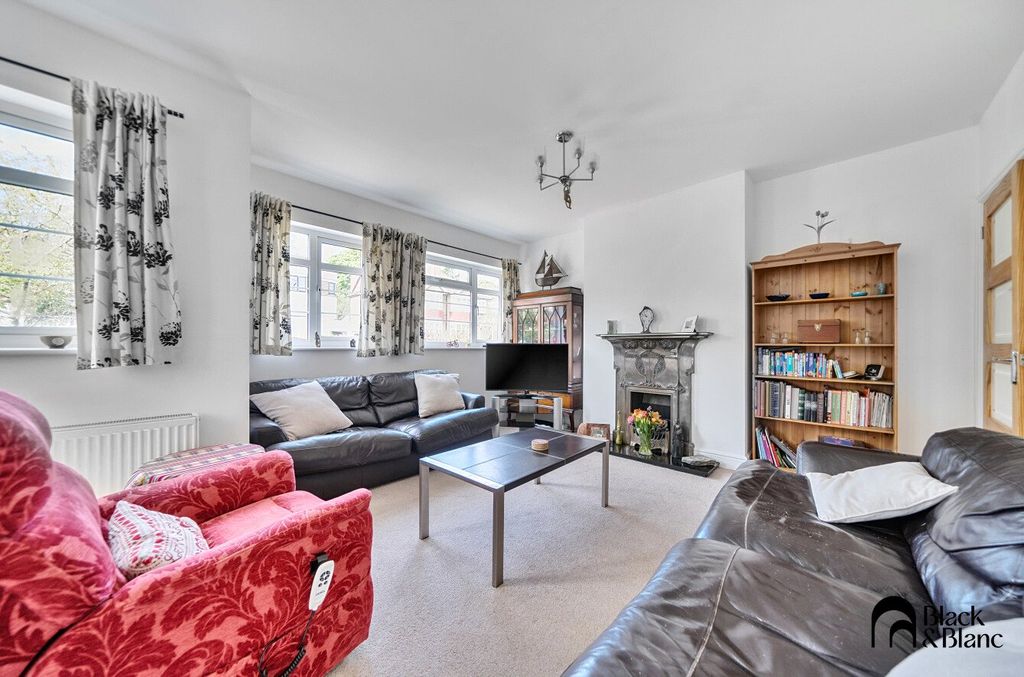 Property photo 2 of 19 Living Room