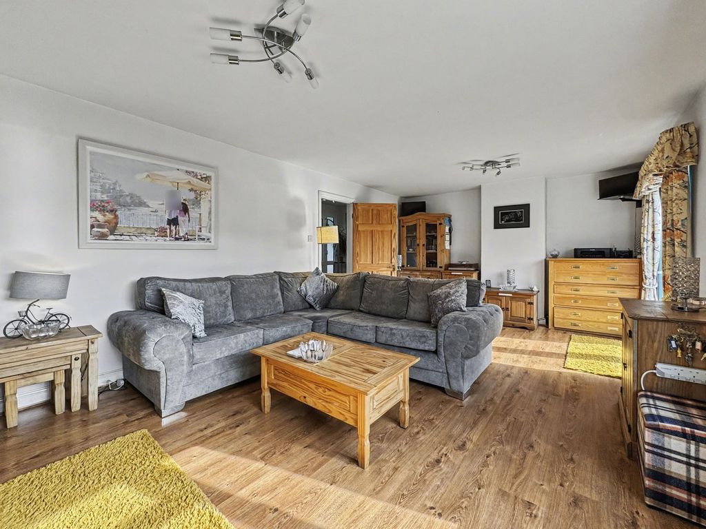 Property photo 2 of 27