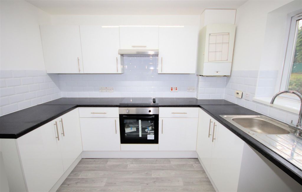 Property photo 2 of 17 Fitted Kitchen