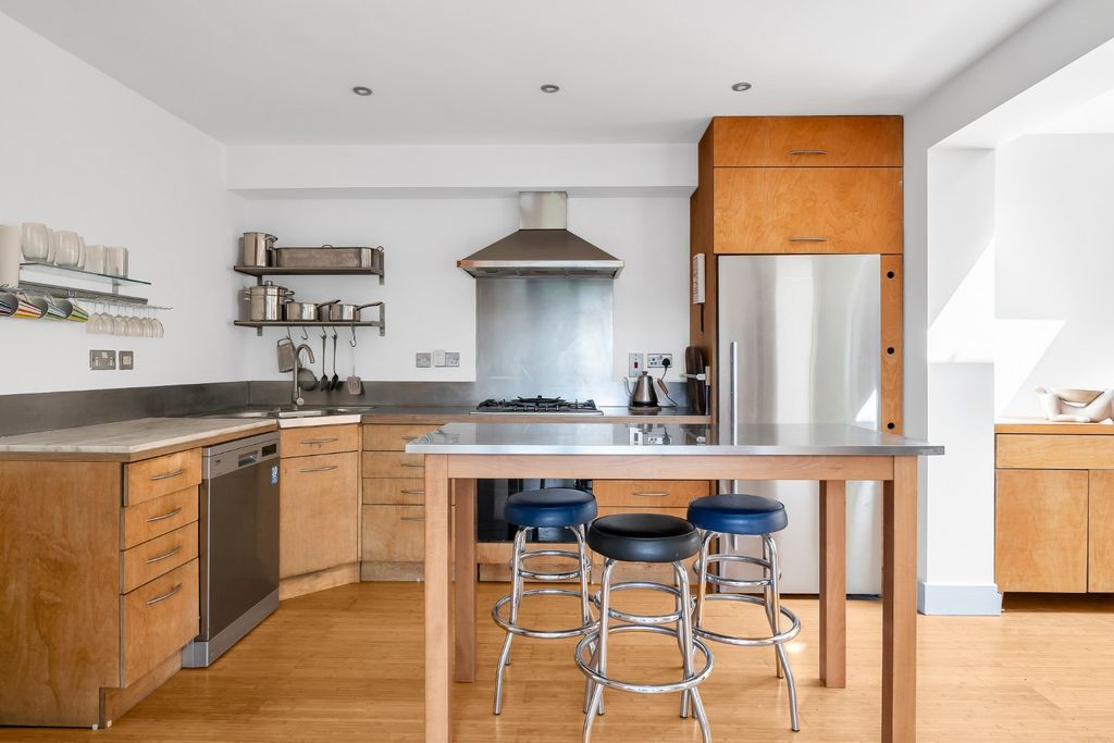 Property photo 2 of 27 4137314