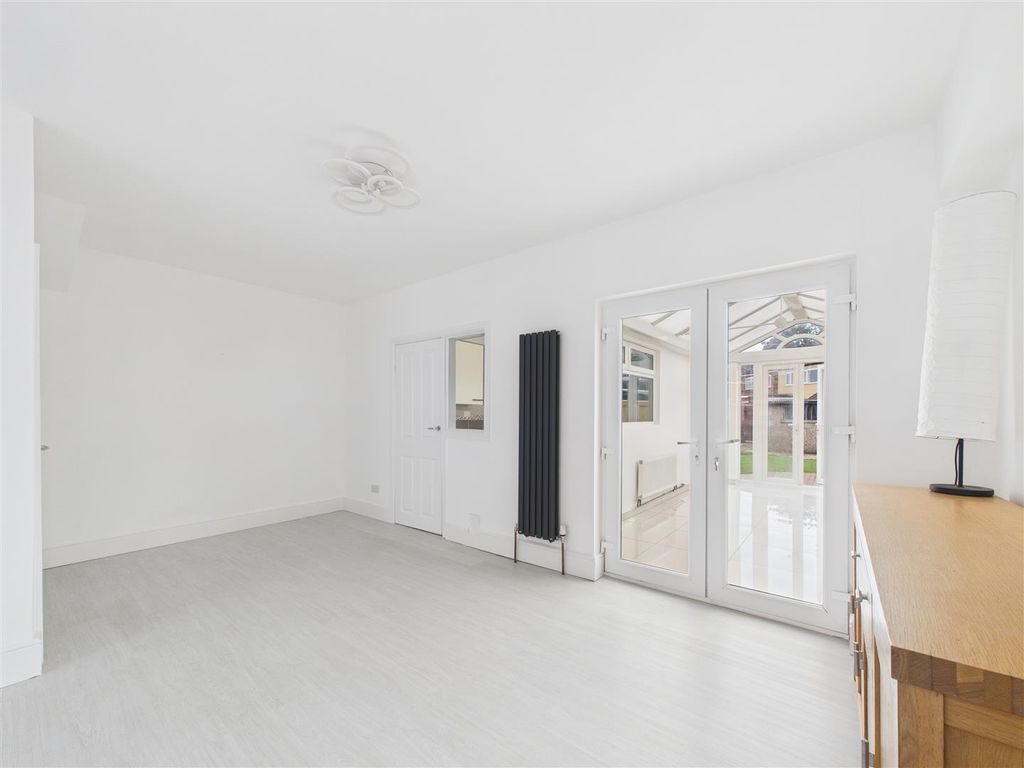 Property photo 3 of 13 Cam05451G0-Pr0051-Still013.Jpg