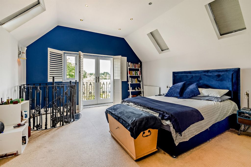 Property photo 2 of 17