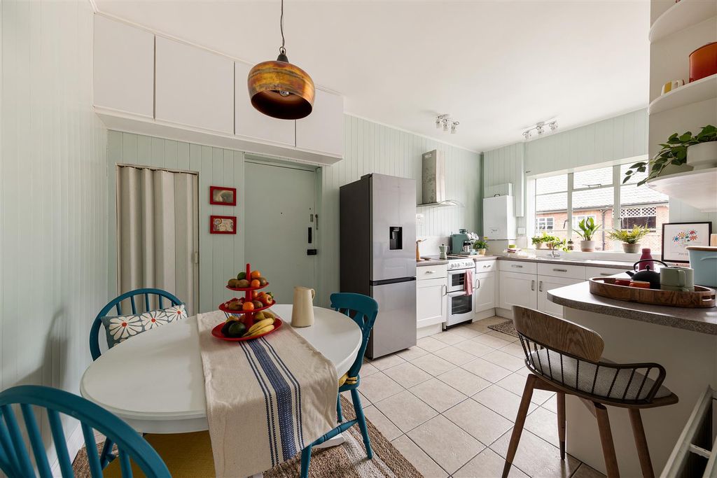 Property photo 2 of 37 Woodford Road, E18