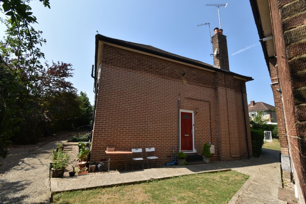 Property photo 1 of 14 Spacious Two Bedroom Apartment Close To Northwood Station