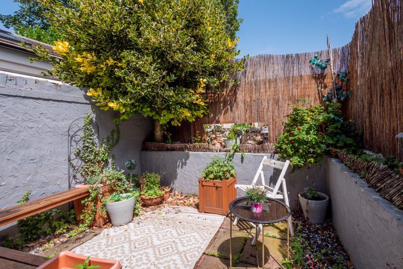 Property photo 3 of 20 Sunny Private Courtyard Garden