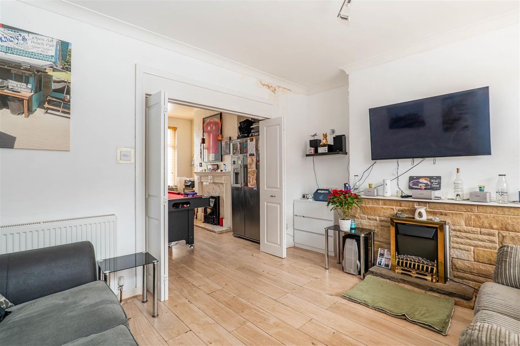 Property photo 2 of 17 Lounge