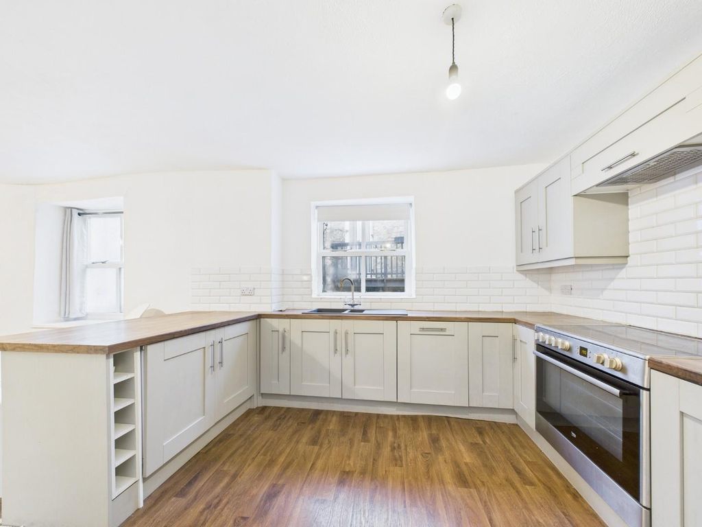 Property photo 2 of 11 Dining Kitchen