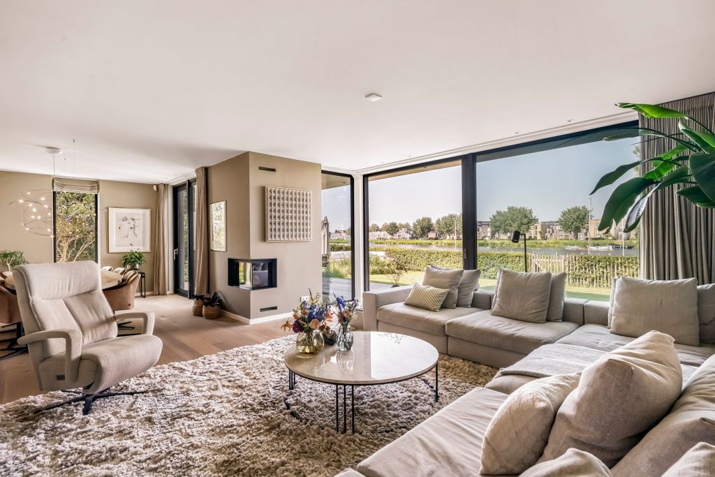 Property photo 2 of 107