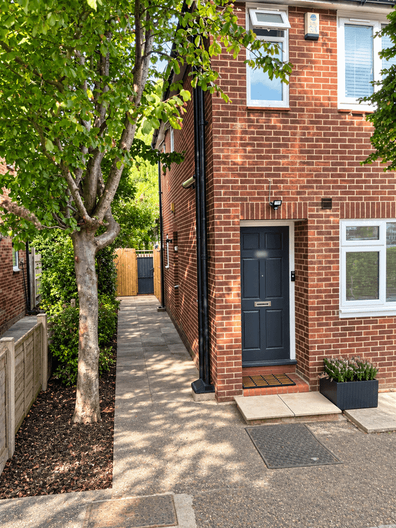 Property photo 1 of 7 2 Bedroom Flat For