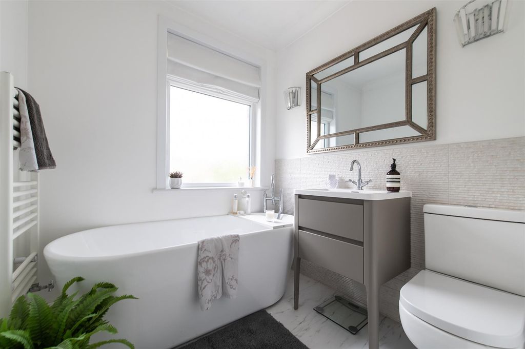 Property photo 3 of 21 Family Bathroom