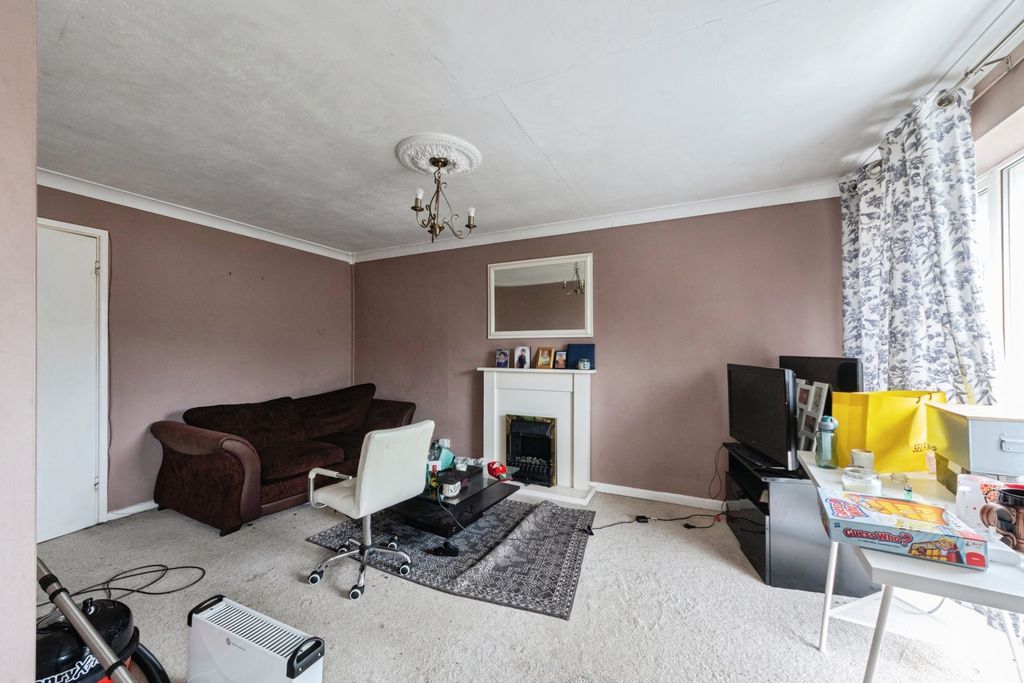 Property photo 3 of 13 Lounge