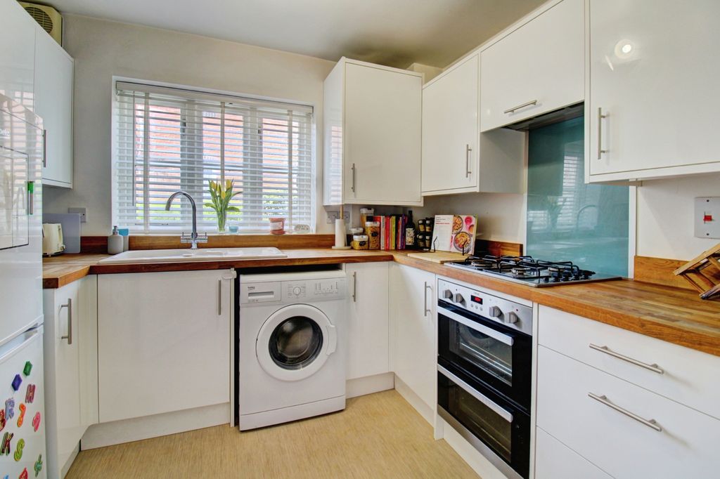 Property photo 3 of 10 Kitchen