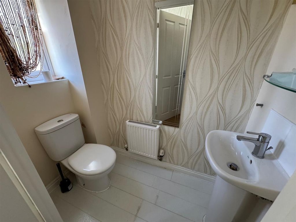 Property photo 2 of 7 Cloaks/W.c