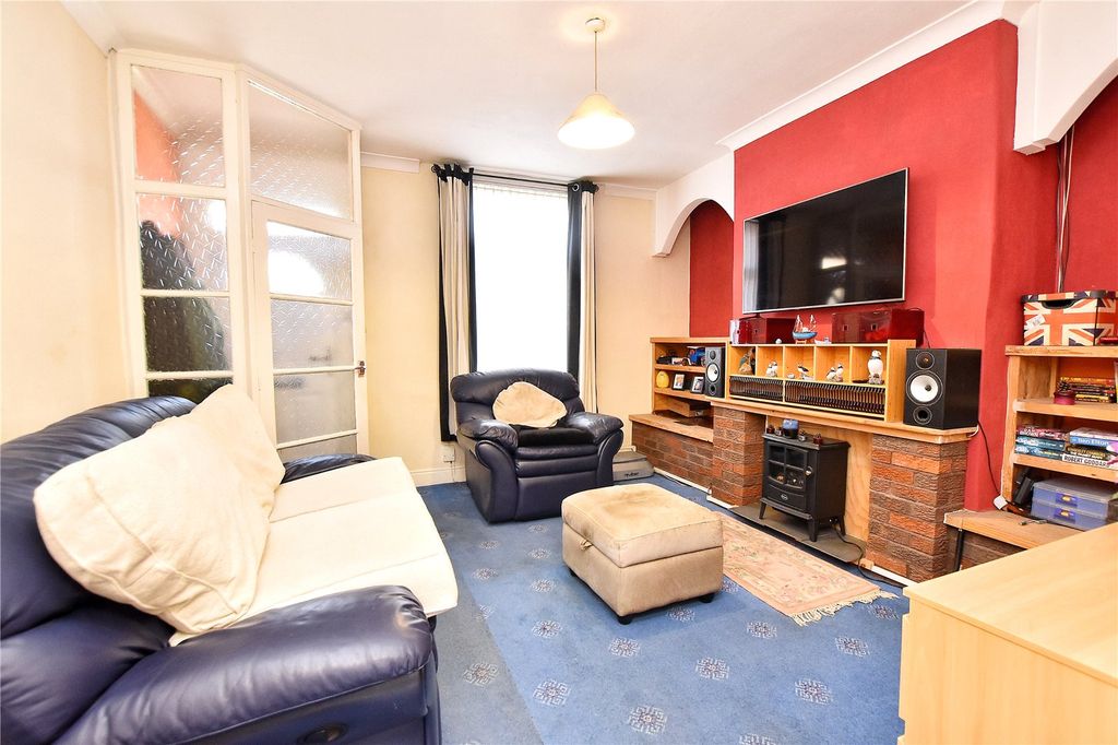 Property photo 2 of 13 Lounge