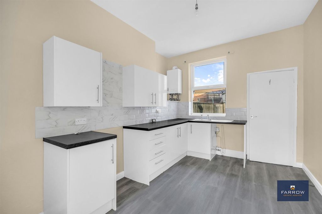 Property photo 3 of 22 Kitchen