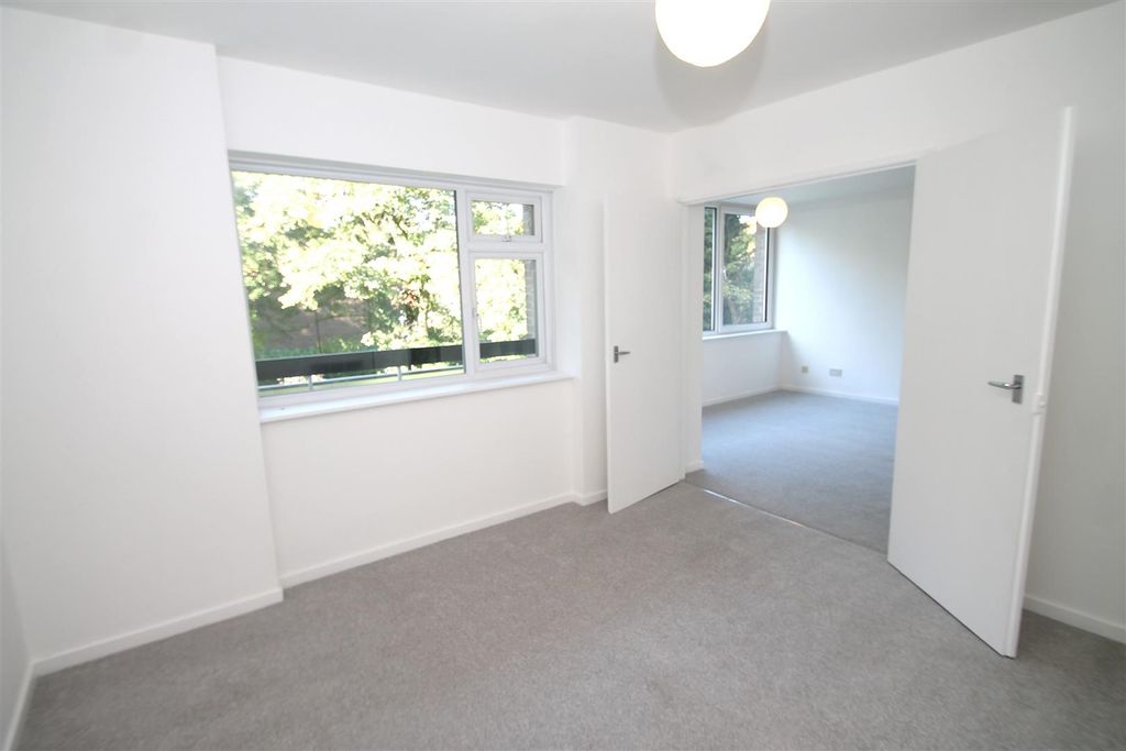 Property photo 3 of 7 Double Bedroom