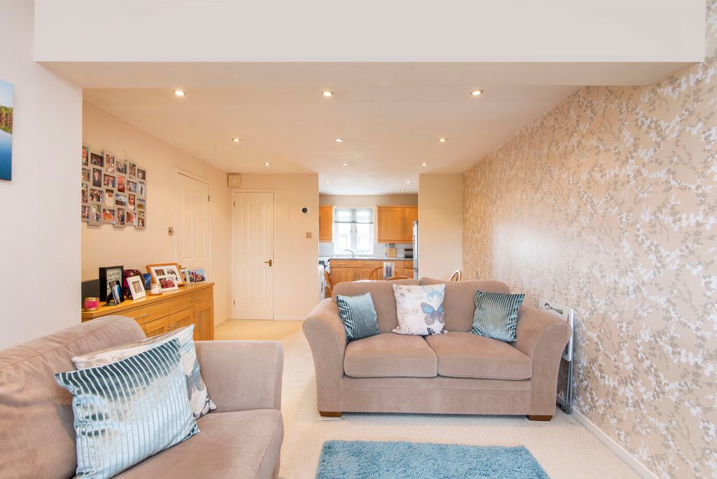 Property photo 2 of 6 44 Derwent Road - Lo