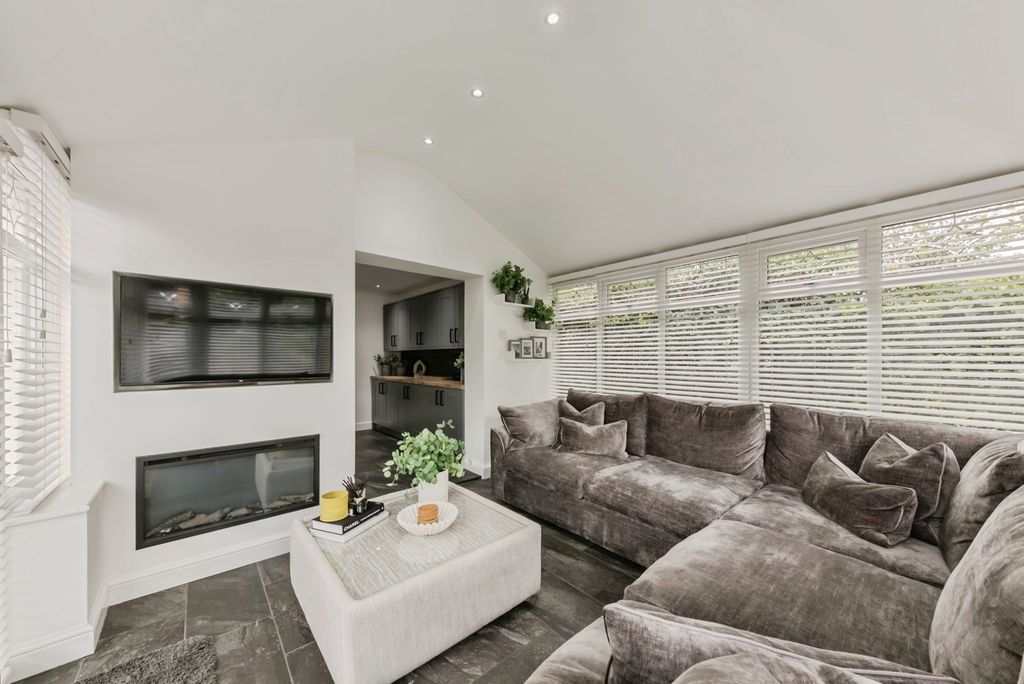 Property photo 3 of 38 Pbox-Img.Jpg