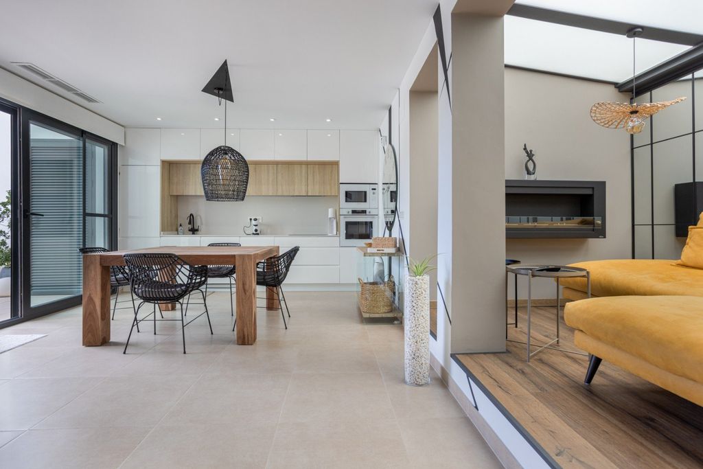 Property photo 2 of 50