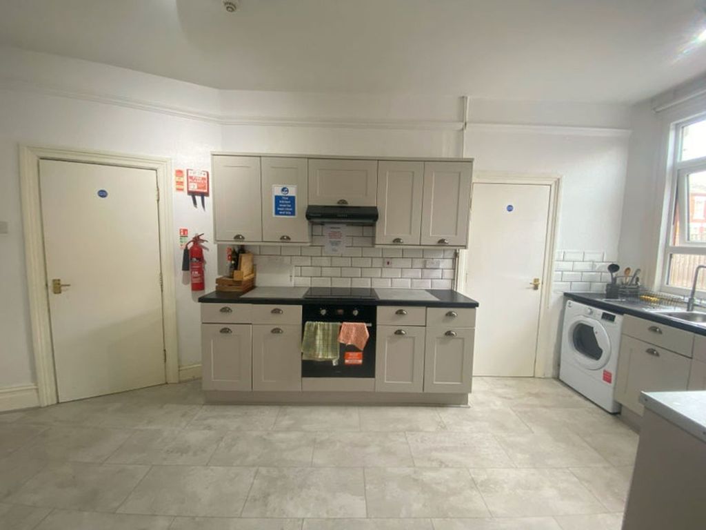 Property photo 3 of 14 Communal Kitchen Diner