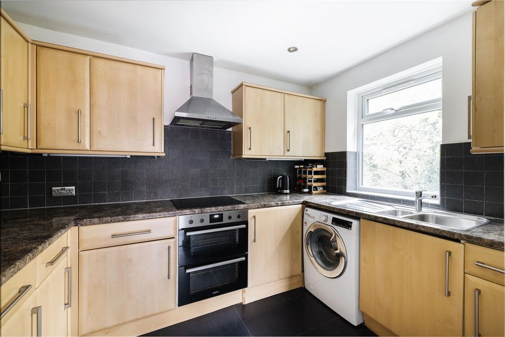 Property photo 3 of 15 Bridle Path Ig8
