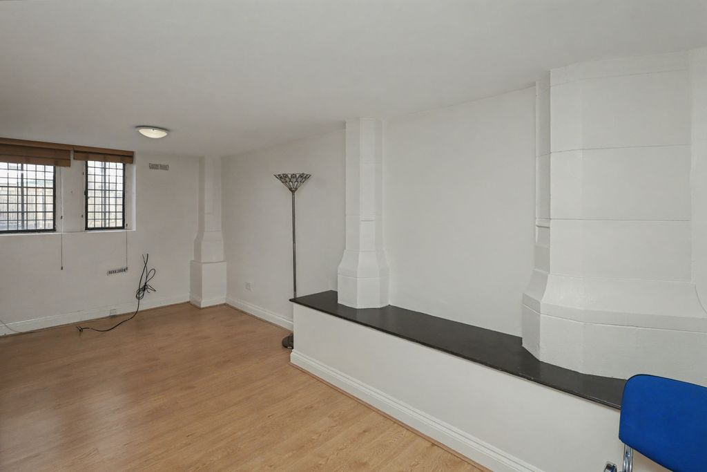 Property photo 2 of 8 7 Caroe Court, 1 Bury Street, Edmonton, London, N9 7Le