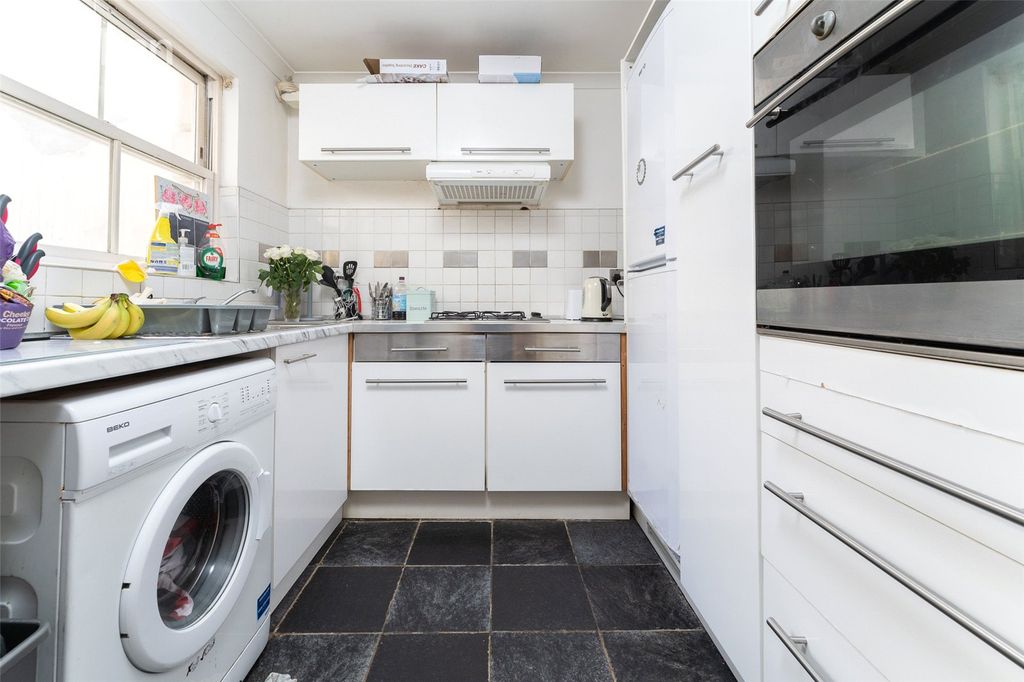 Property photo 3 of 10 Kitchen