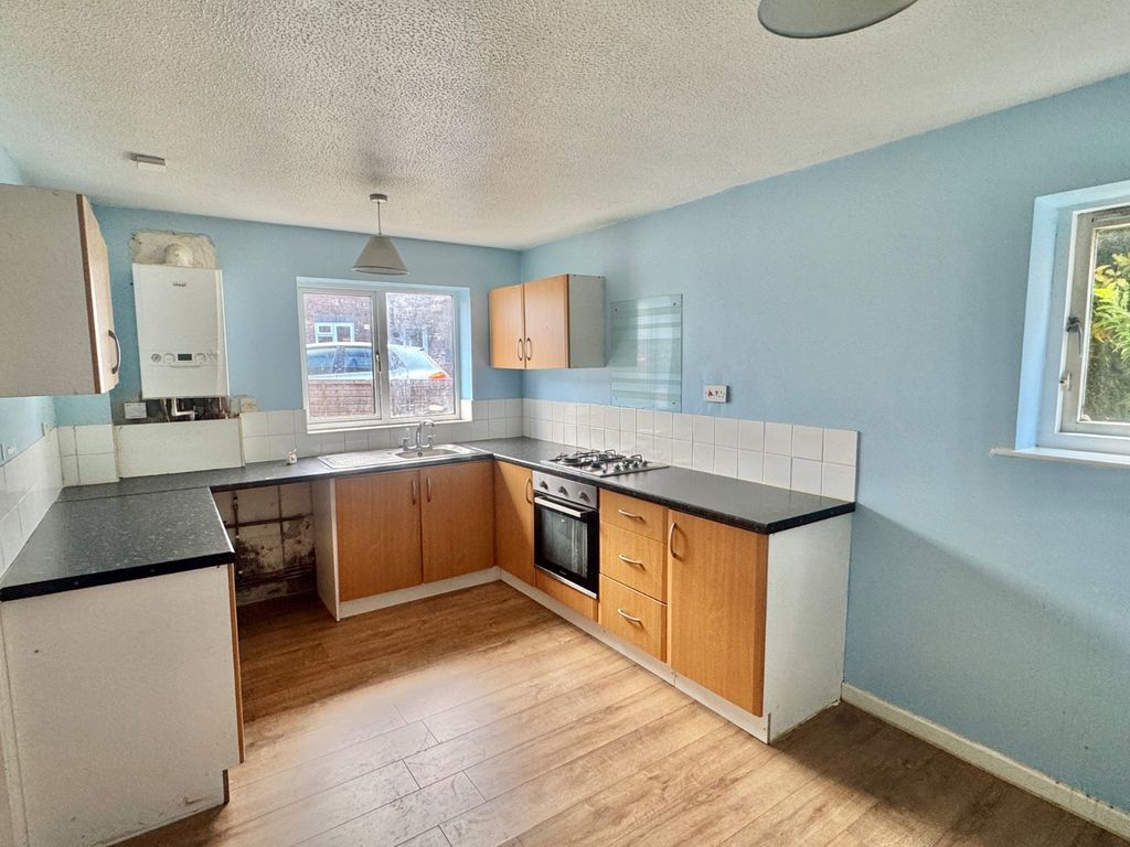 Property photo 3 of 10 Kitchen