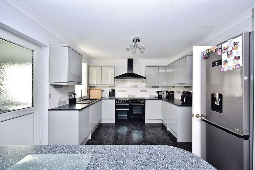 Property photo 3 of 20 Esmcolour-8