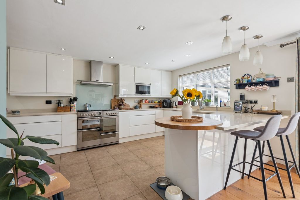 Property photo 2 of 23