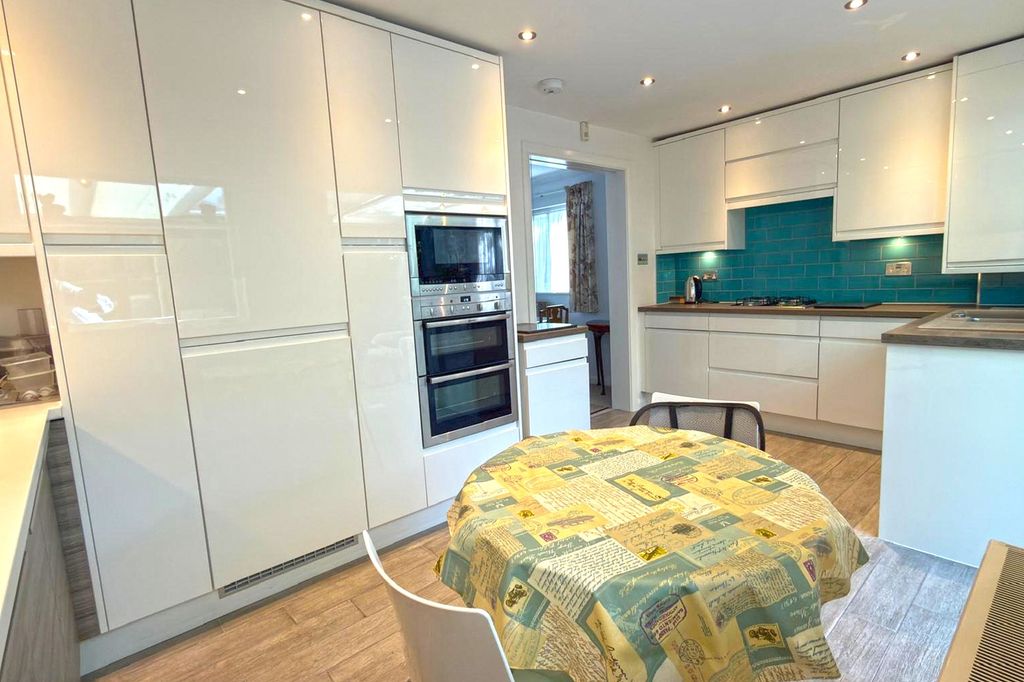 Property photo 3 of 19 Kitchen / Breakfast Room