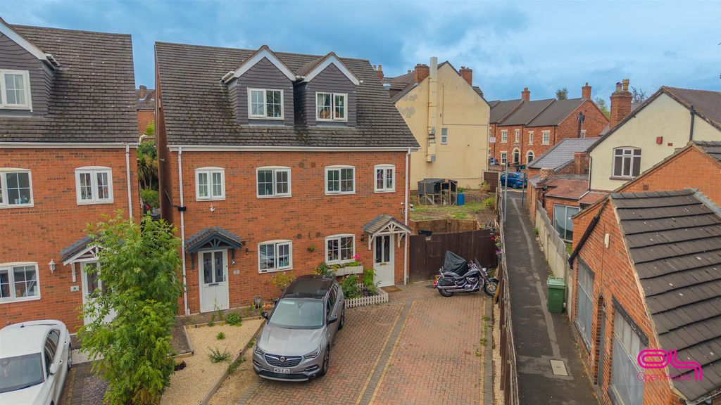 Property photo 1 of 30 Lindsay Court, Swadlincote (1).Jpg