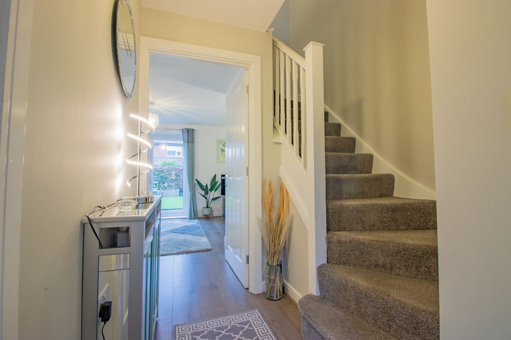 Property photo 2 of 17 Entrance Hall