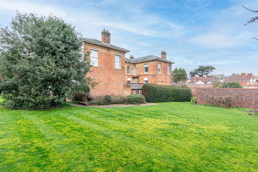 Property photo 2 of 21 Garden-4.Jpg