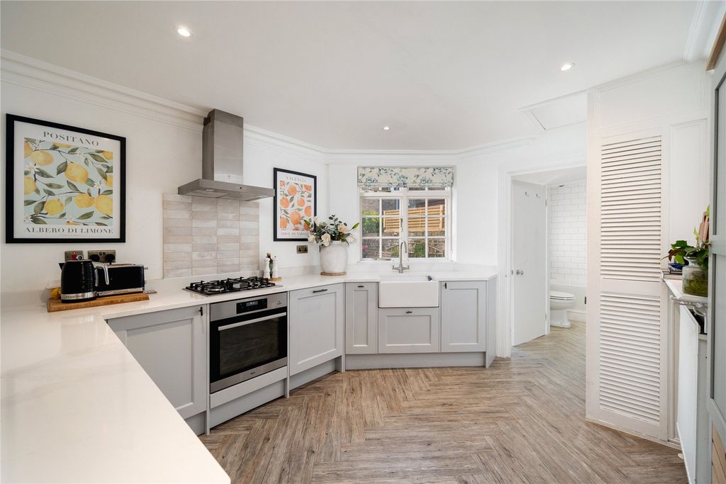 Property photo 2 of 11 Kitchen