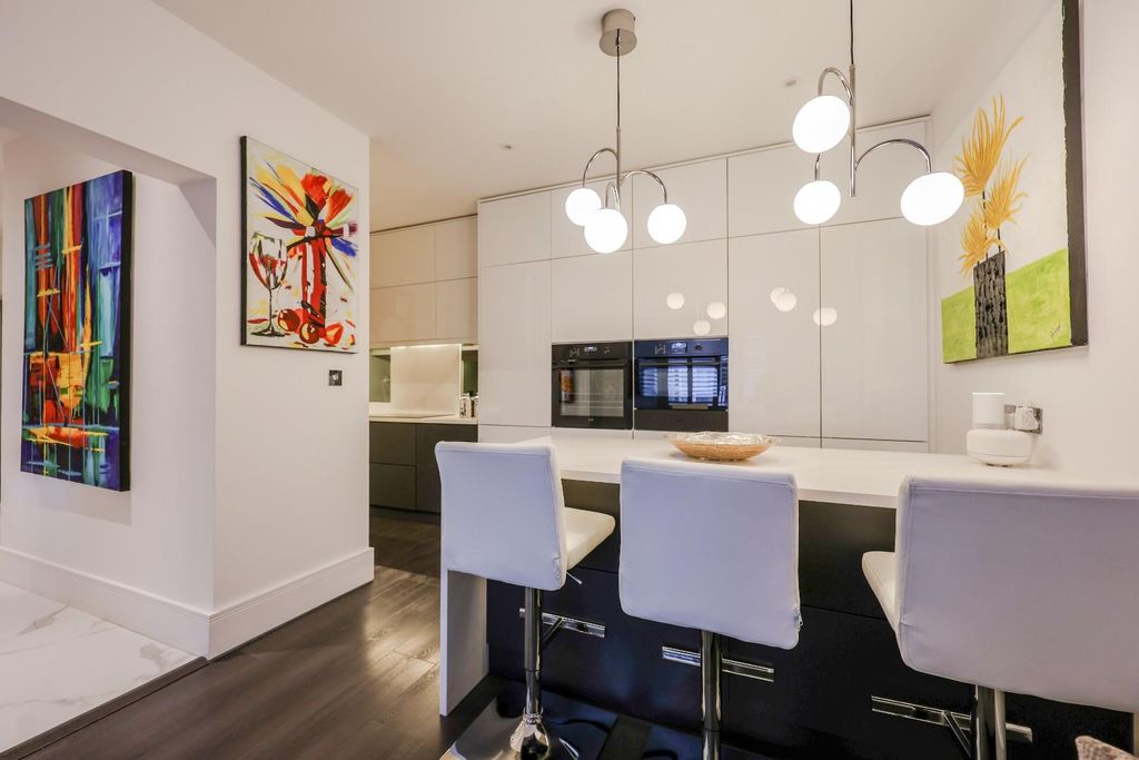 Property photo 3 of 24