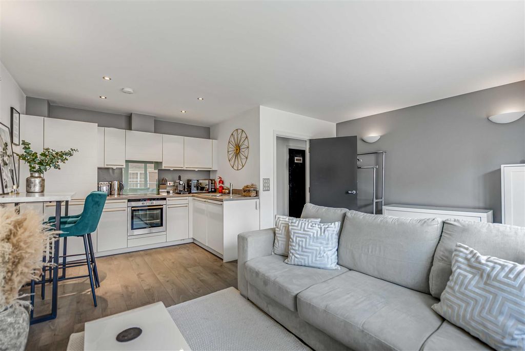 Property photo 1 of 12 Reception, Lurline Gardens, Battersea