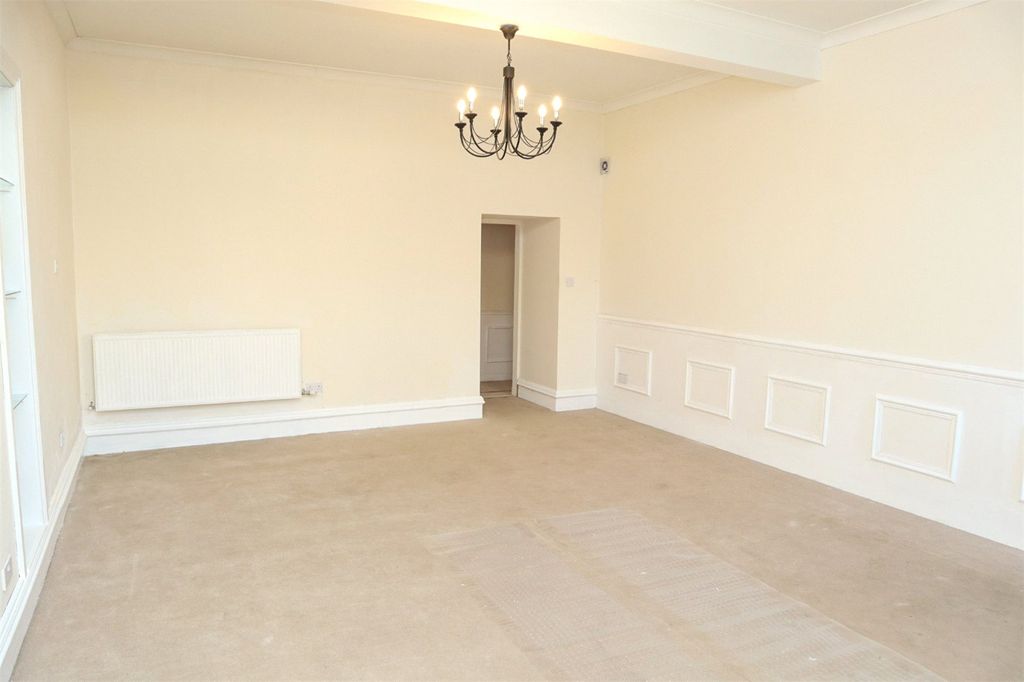 Property photo 3 of 24 Lounge