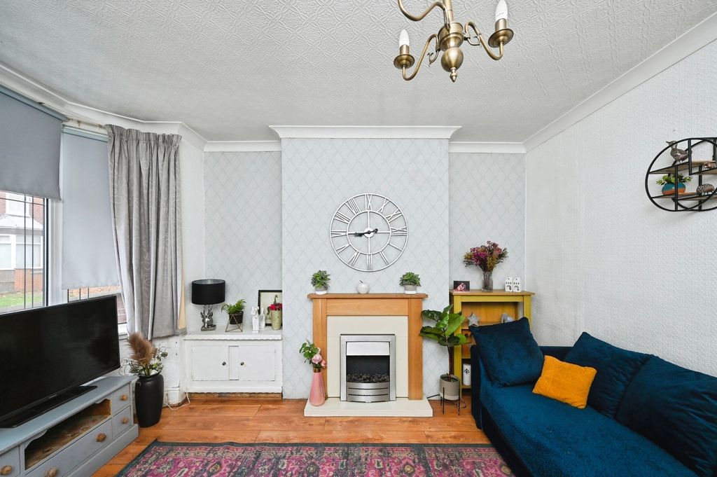 Property photo 3 of 16 Lounge