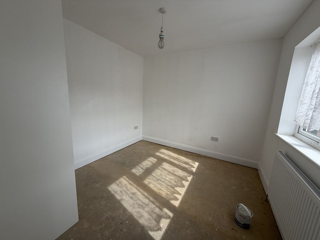 Property photo 1 of 8 Balmoral Drive, Hayes Ub4 0Bx