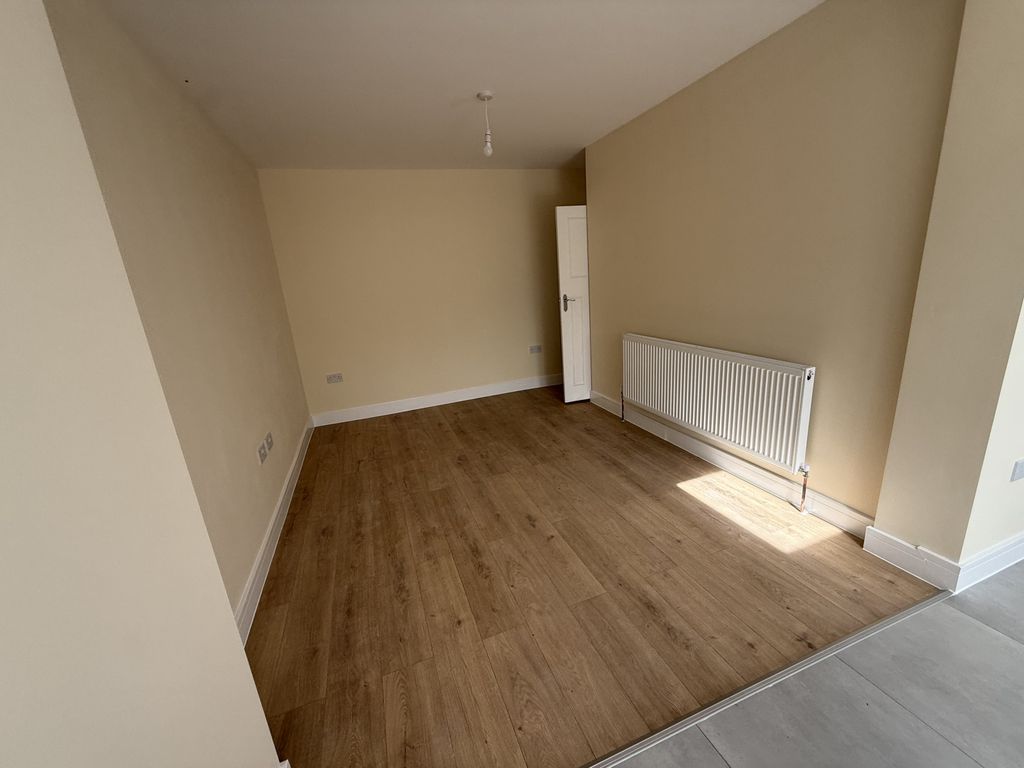 Property photo 3 of 8 Img 9387