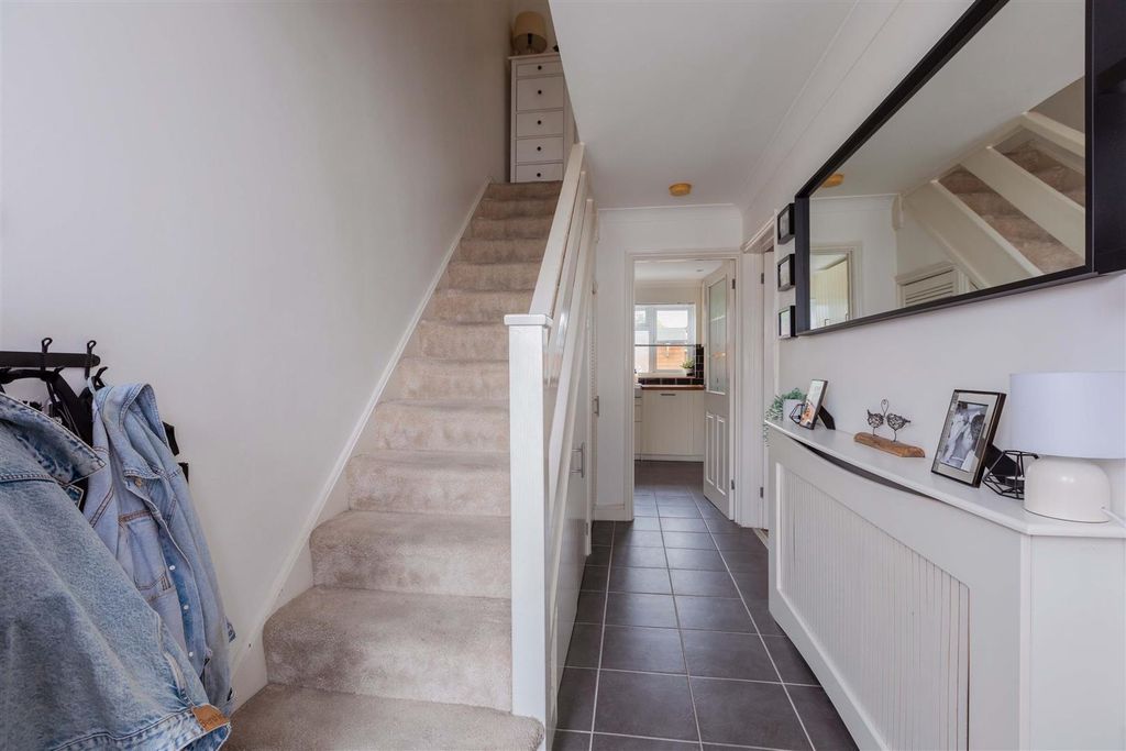 Property photo 3 of 14 16 Robinhood Close-8.Jpg