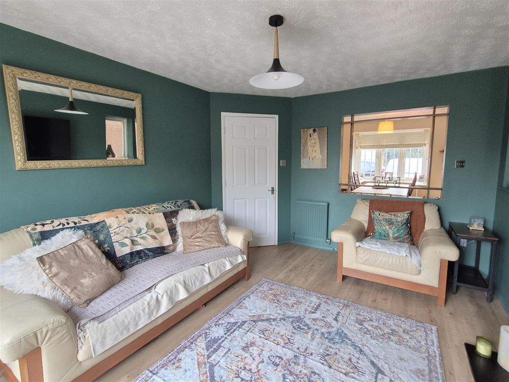 Property photo 2 of 16 Lounge