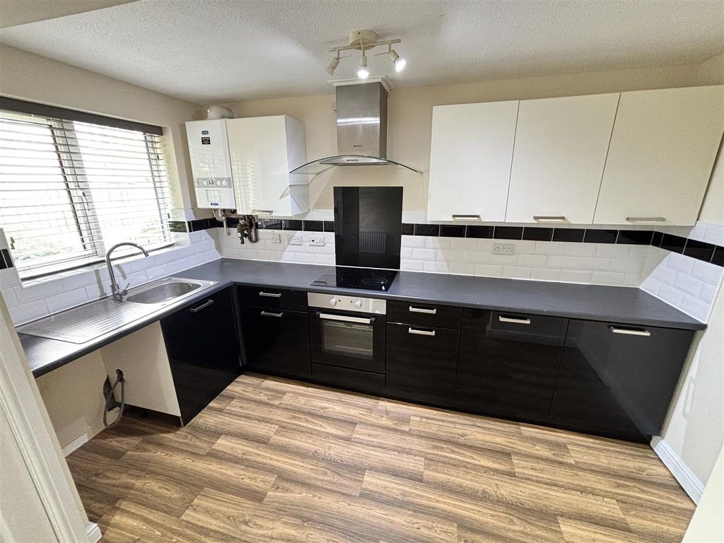 Property photo 2 of 11 Kitchen