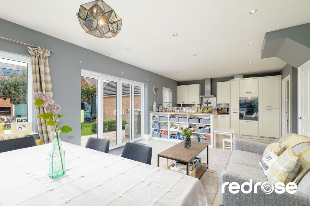 Property photo 1 of 14 Web_4 Magill Close-15