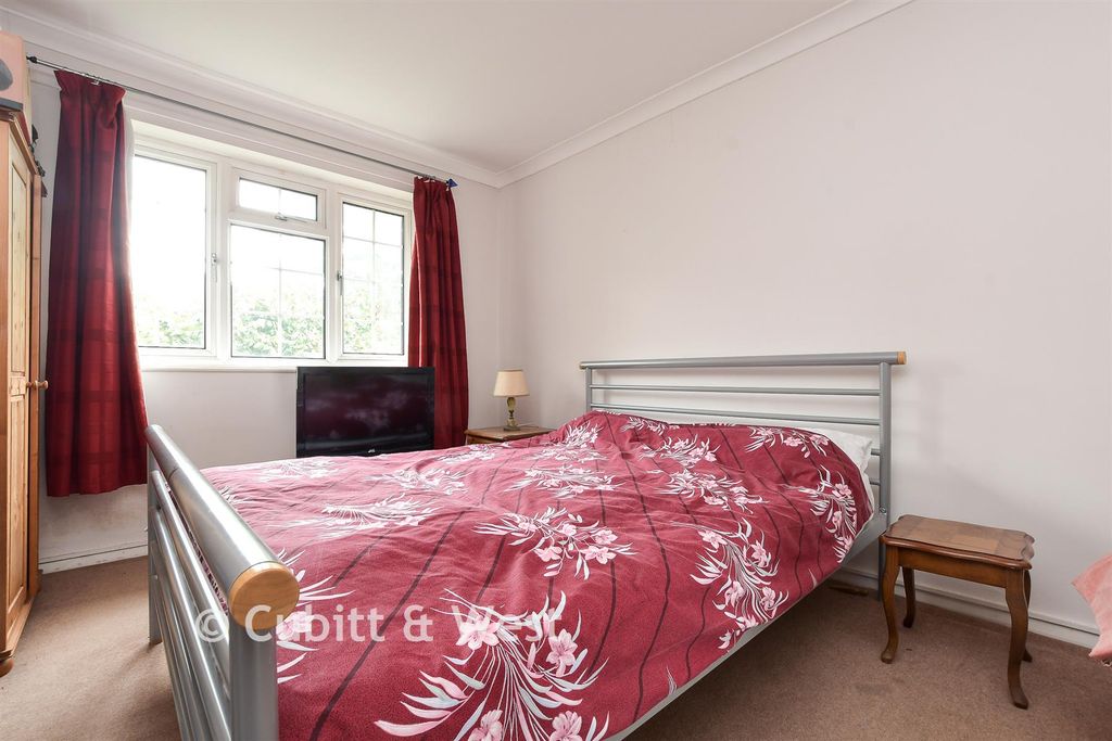 Property photo 3 of 7 Bedroom 1