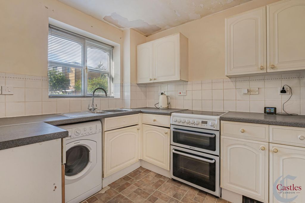 Property photo 3 of 25 Kitchen